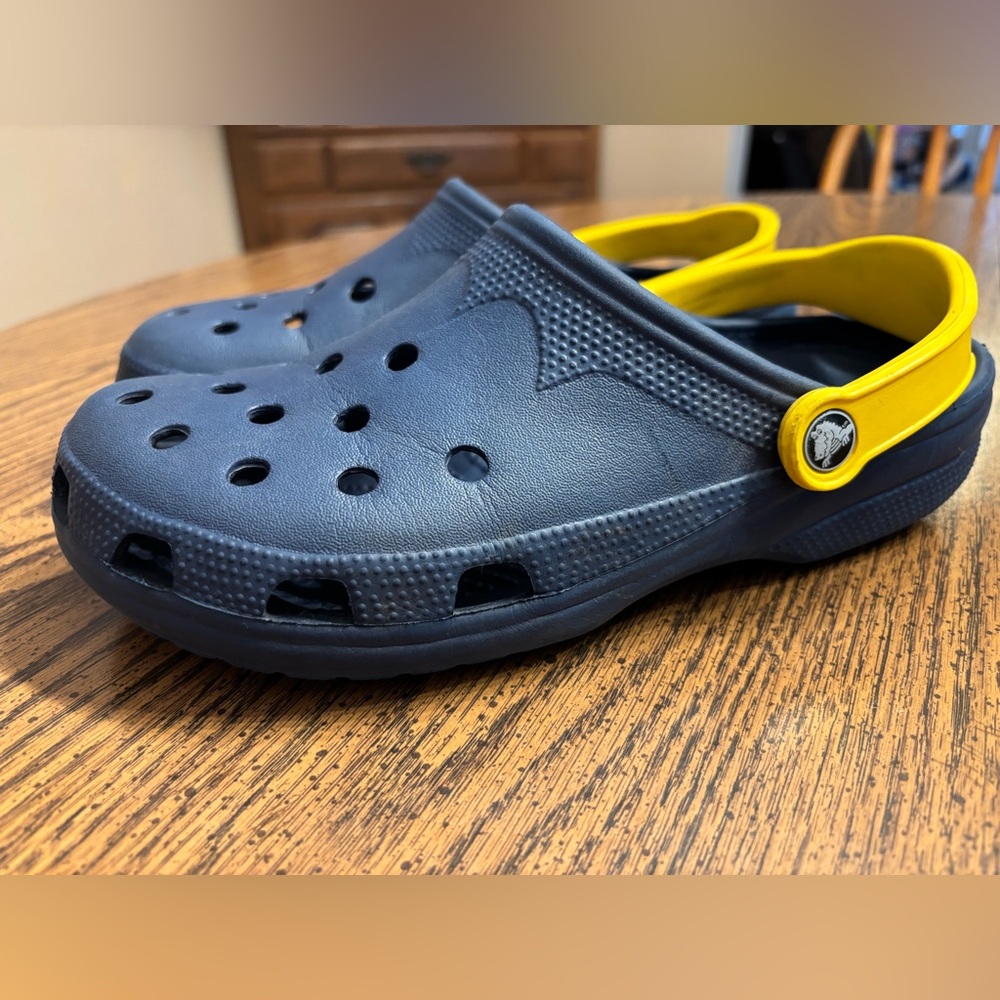 West Virginia CROCS Women’s 10-11. Men’s 8-9 - Picture 2 of 5